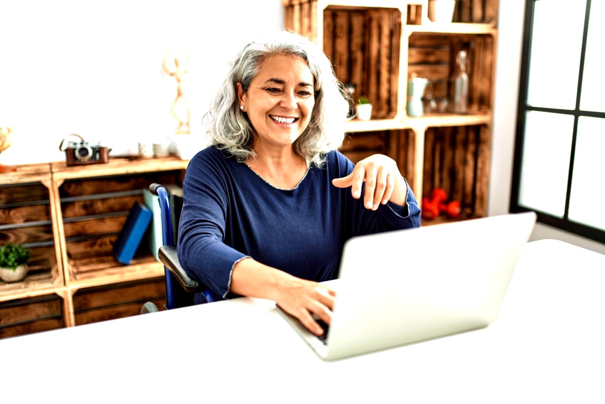 Teilnehmer analysiert Website-Traffic-Daten am Bildschirm