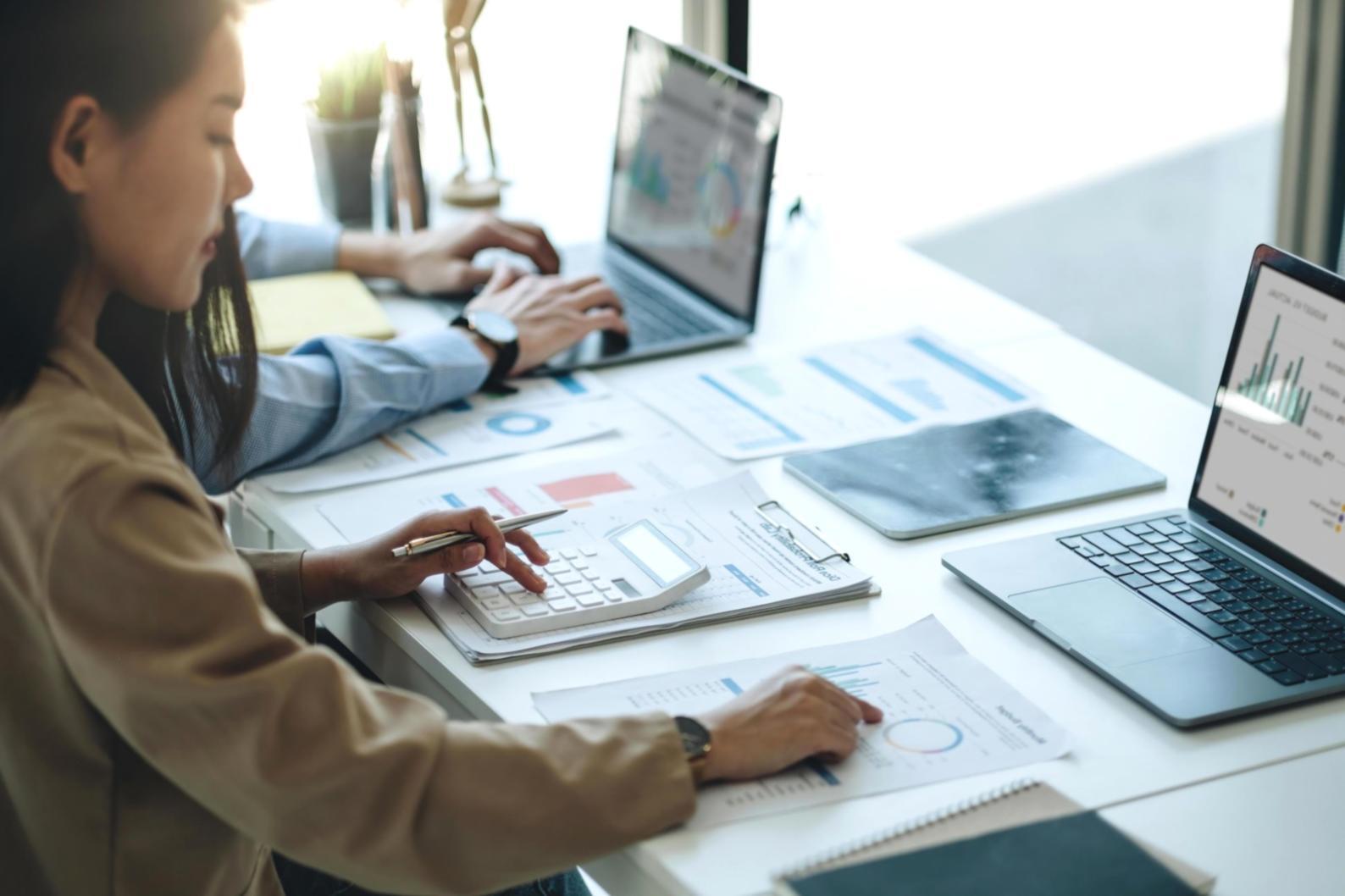 Workshop-Teilnehmer analysieren Website-Traffic-Daten auf einem Laptop